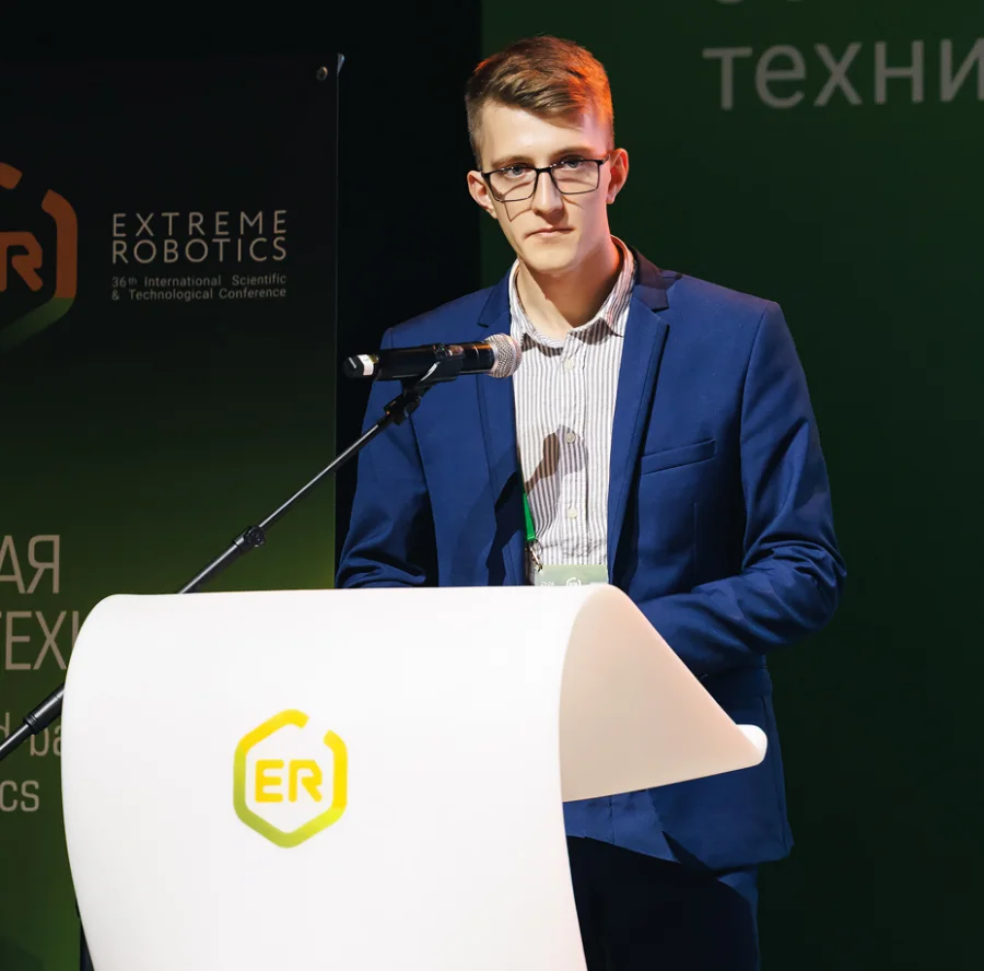 Александр Ерёмин выступает на международной научной конференции по робототехнике